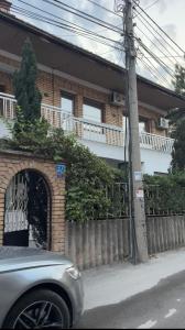 ペヤにあるSerana Staysのレンガ造りの家の前に停められた車