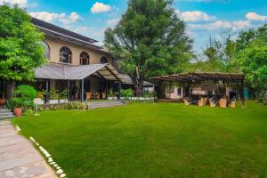 a large yard in front of a building at The Pugmark, A Wildlife Resort in Sawāi Mādhopur