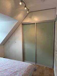 a bedroom with white cabinets and a bed at Eastside am Kurpark in Timmendorfer Strand