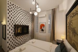 Una sala de estar con un sofá y un televisor en una pared. en Hotel Ottofiori, en Budapest 32 fotos más