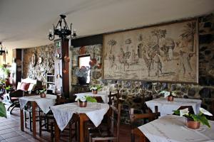 a restaurant with tables with white table cloth at Casa de Aldea El Valle in Buelna