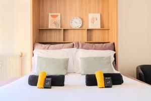 Una cama o camas en una habitación de Studio Terrace AC Lift - Old town | By Airnest