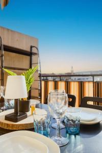 Un balcón o terraza en Studio Terrace AC Lift - Old town | By Airnest