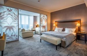 pokój hotelowy z łóżkiem i salonem w obiekcie HAVET Hotel Resort & Spa w Dźwirzynie +37 zdjęć