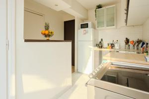 Una cocina o cocineta en Studio Terrace AC Lift - Old town | By Airnest