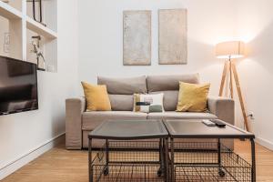 セビリアにあるLanza Tranquilo y acogedorのソファとコーヒーテーブルのあるリビングルーム