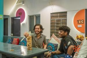 Dos hombres sentados en una mesa jugando con un bloque de madera en Zostel Pushkar, en Pushkar 47 fotos más