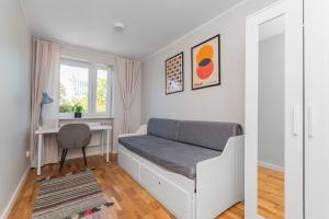 een kleine slaapkamer met een bed en een bureau bij Frida by Grand Apartments in Gdańsk +8 foto's