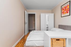 een slaapkamer met twee bedden en een spiegel bij Frida by Grand Apartments in Gdańsk