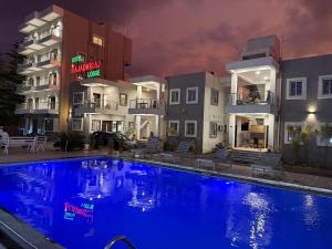 SāngliHotel Rajadhiraj的酒店前面的一个大型游泳池