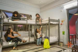 un grupo de personas sentadas en literas en una habitación en Zostel Pushkar, en Pushkar