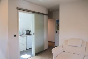 a living room with a chair and a microwave at Hotel an der Therme in Bad Dürkheim
