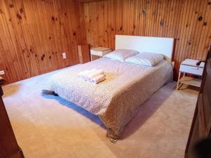 sypialnia z łóżkiem i dwoma ręcznikami na nim w obiekcie Villa provençale avec piscine et jardin privé w mieście Saint-Cézaire-sur-Siagne +12 zdjęć