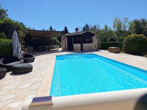 basen w ogrodzie z domem w obiekcie Villa provençale avec piscine et jardin privé w mieście Saint-Cézaire-sur-Siagne