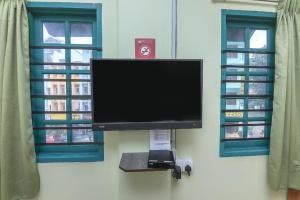 TV a/nebo společenská místnost v ubytování Hotel Check Inn 2