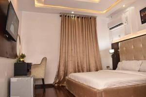 DEL HOTEL and SUITES客房内的一张或多张床位