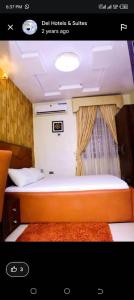 DEL HOTEL and SUITES客房内的一张或多张床位