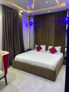 DEL HOTEL and SUITES客房内的一张或多张床位