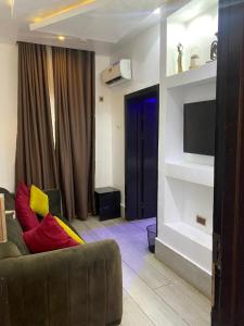 AgegeDEL HOTEL and SUITES的带沙发和电视的客厅
