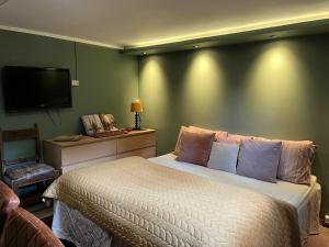 a bedroom with a bed and a flat screen tv at Villa chaimae in Lii