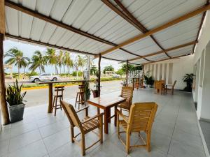 a patio with a table and chairs and a view of a street at Hotel La Terrazza in Ríohacha