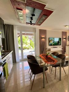 TV a/nebo společenská místnost v ubytování Apartment im Emmental