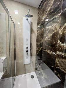 un bagno con doccia, lavandino e WC di Skyline Gozo Penthouse with Jacuzzi a Xagħra Altre 18 foto