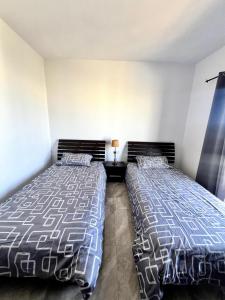 due letti in una stanza con due letti sidx sidx sidx di Skyline Gozo Penthouse with Jacuzzi a Xagħra