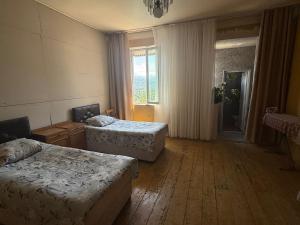 Postel nebo postele na pokoji v ubytování Tsikhisdziri Hotel