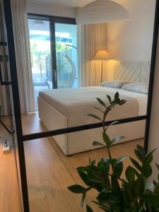 ein Schlafzimmer mit einem großen Bett und einem Spiegel in der Unterkunft Capitol Suites Exclusive in Zadar