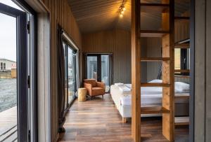Un dormitorio con una litera y una escalera. en Gerdi Guesthouse, en Gerdi