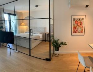 Zimmer mit einem Bett und einer Glaswand in der Unterkunft Capitol Suites Exclusive in Zadar