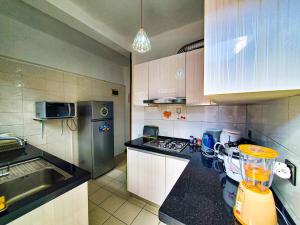 a kitchen with a blender on top of a counter at Les Alizés appartement 4 in Toamasina