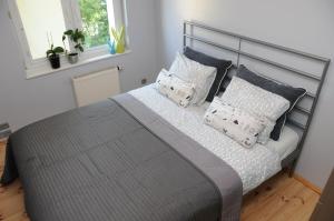 Un dormitorio con una cama con almohadas. en Słoneczny apartament w Sopocie, en Sopot