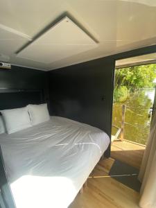 En eller flere senge i et værelse på Bateau logement tout confort, vue magique!