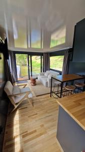 Et tv og/eller underholdning på Bateau logement tout confort, vue magique!