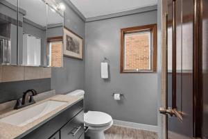Ένα μπάνιο στο Breathtaking City View 1 Bed Stylish & Serene