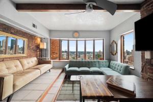 Χώρος καθιστικού στο Breathtaking City View 1 Bed Stylish & Serene +13 φωτογραφίες