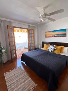 ein Schlafzimmer mit einem Bett und einem Deckenventilator in der Unterkunft Apartament z widokiem na Ocean in Costa de Adeje + 35 Fotos