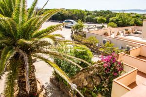 una vista aérea de un complejo con una palmera en ApartSea 26, en Calasetta