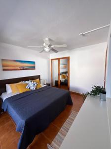 ein Schlafzimmer mit einem Bett und einem Deckenventilator in der Unterkunft Apartament z widokiem na Ocean in Costa de Adeje