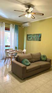 een woonkamer met een bank en een tafel bij Raf Rhome Seaside - Center 200m to the Sea in Lido di Ostia