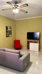 een woonkamer met een bank en een flatscreen-tv bij Raf Rhome Seaside - Center 200m to the Sea in Lido di Ostia