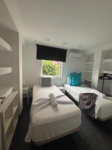 Posteľ alebo postele v izbe v ubytovaní Apartamento Torre Yago primera linea playa Benidorm con Wi-Fi & AC