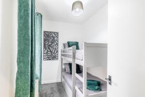 een kamer met stapelbedden met een groen douchegordijn bij Small, Cosy 2BR 1Bathroom Nearby the Town Center in Brechin