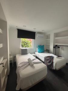 Posteľ alebo postele v izbe v ubytovaní Apartamento Torre Yago primera linea playa Benidorm con Wi-Fi & AC