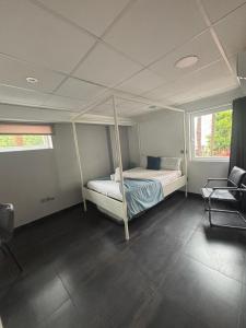 Posteľ alebo postele v izbe v ubytovaní Apartamento Torre Yago primera linea playa Benidorm con Wi-Fi & AC