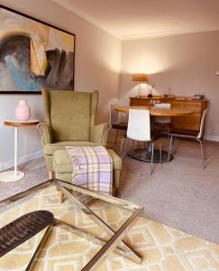 Posezení v ubytování Stylish Edinburgh Apartment Beside Edinburgh Castle