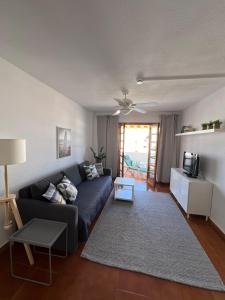 ein Wohnzimmer mit Sofa und Fernseher in der Unterkunft Apartament z widokiem na Ocean in Costa de Adeje