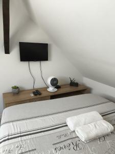 Vue lac magique cocon atypique et cosy客房内的一张或多张床位